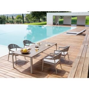 Clever Lounge-Stuhl mit geschnürter Rückenlehne